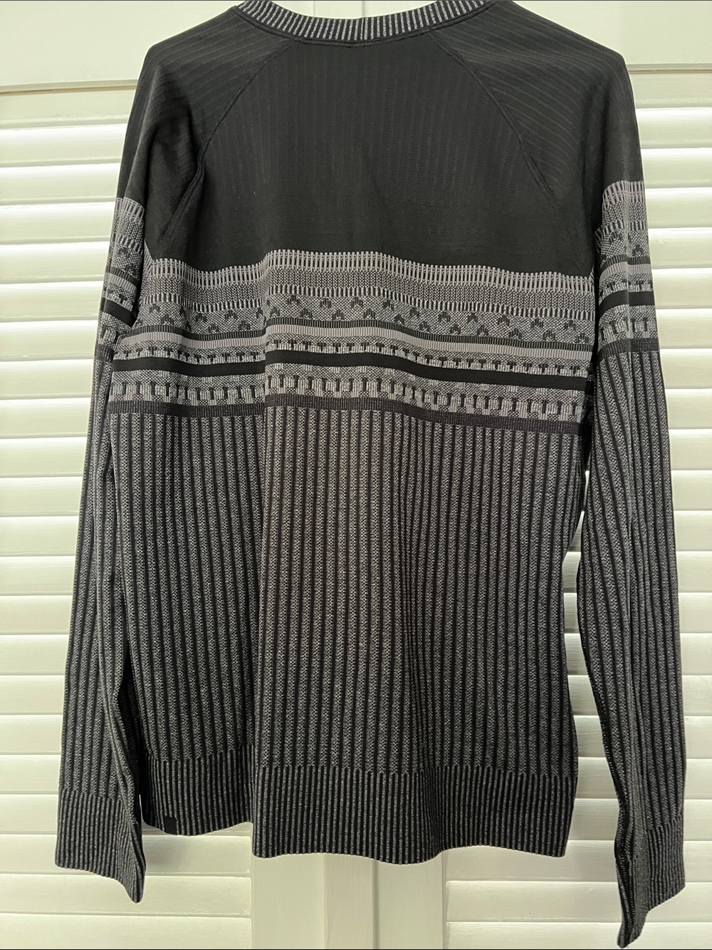 Unisex Lululemon top size L - Picture 3 of 3